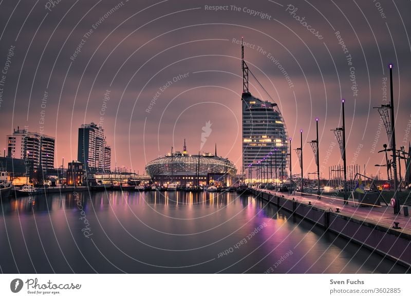 Havenwelten in Bremerhaven währen der blauen Stunde bremerhaven havenwelten hafen hafencity skyline sonnenuntergang blaue stunde langzeitbelichtung stadt himmel