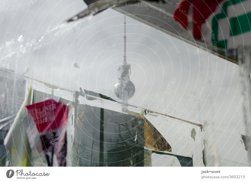 Wilde Plakataktion in der Mitte unserer Stadt Berlin-Mitte Wahrzeichen Berliner Fernsehturm komplex Fetzen Durchblick mehrschichtig Schaufenster Stadtzentrum