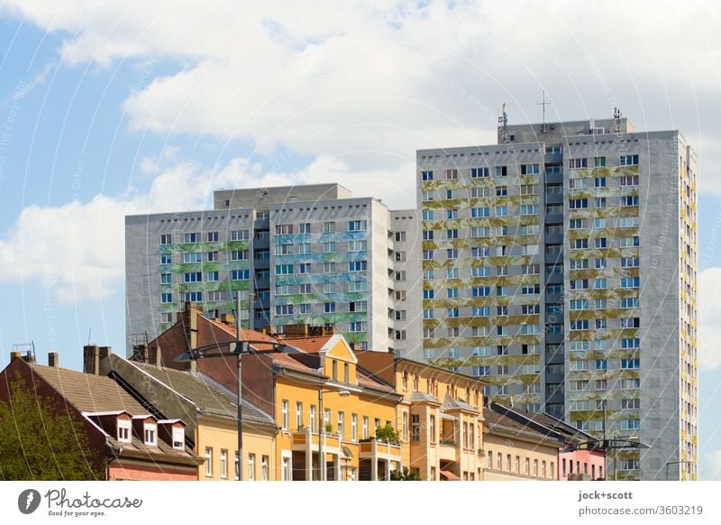 Alt vor Neubau Fassade Plattenbau Architektur Lichtenberg Sonnenlicht Stil Altbau Stadtentwicklung Himmel Wolken trist Wohnhochhaus Gegensätze authentisch