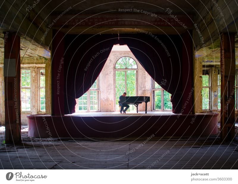 Alt | verlorene Akustik im Saal musizieren Pianist Heilstätte Zahn der Zeit lost places Klavier Vergänglichkeit Nostalgie Inspiration Romantik historisch