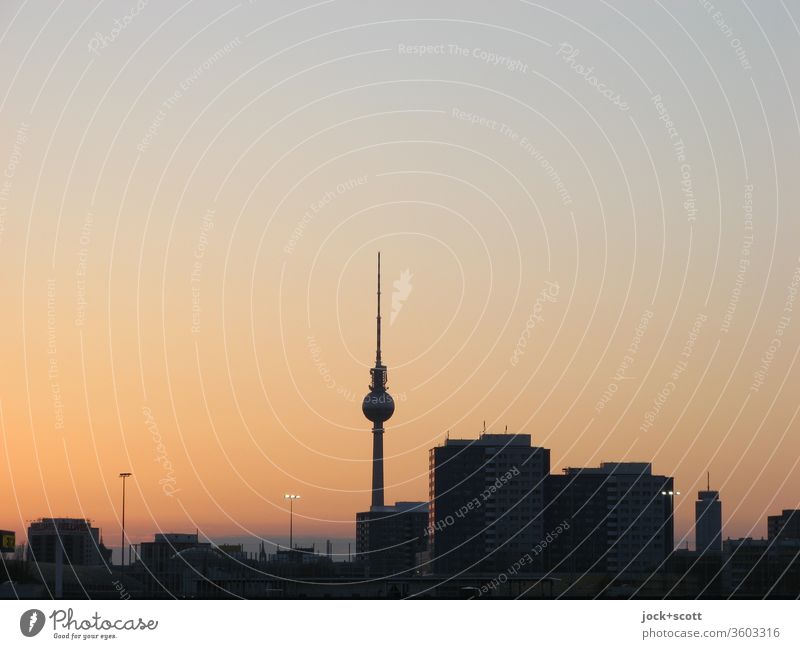 am Abend beginnt der Osthimmel sich zaghaft zu färben, selbst die orangene Färbung wird still und leise enden Wolkenloser Himmel Berlin-Mitte Hauptstadt