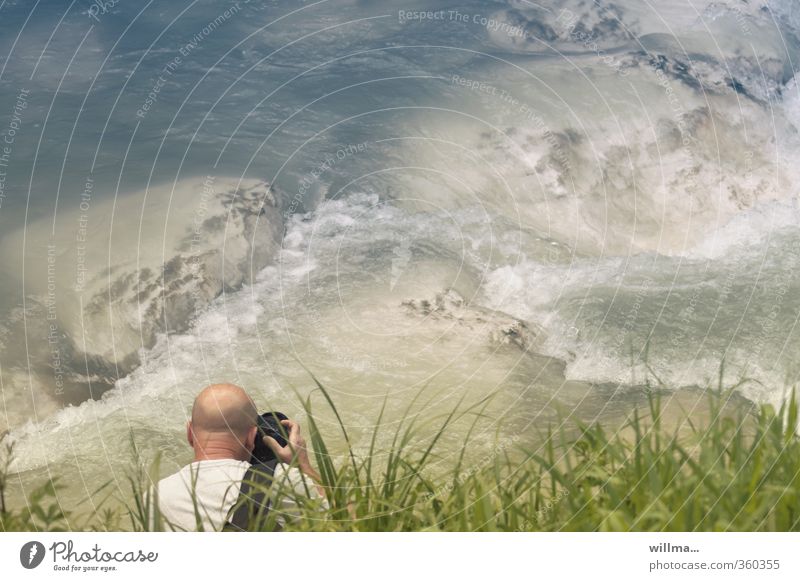 glatzköpfiger Mann fotografiert Stromschnelle am Fluss Freizeit & Hobby Fotografieren Erwachsene Mensch Natur Wasser Gras Flussufer Glatze