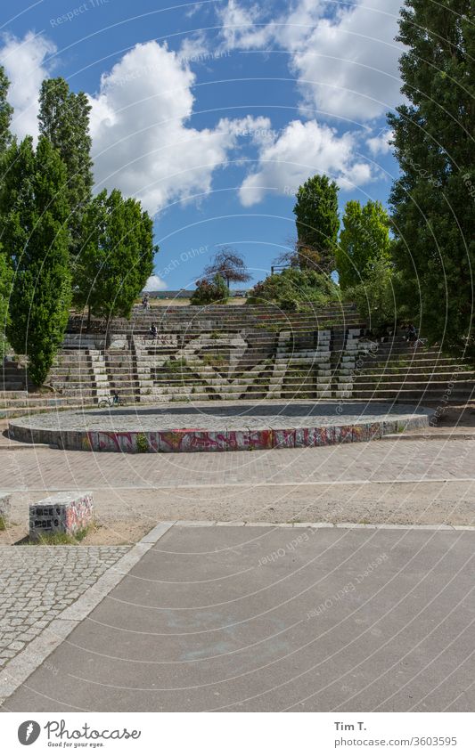 Leer im Mauerpark Graffiti Prenzlauer Berg Berlin Stadt Hauptstadt Stadtzentrum Menschenleer Farbfoto mauerpark Außenaufnahme Park