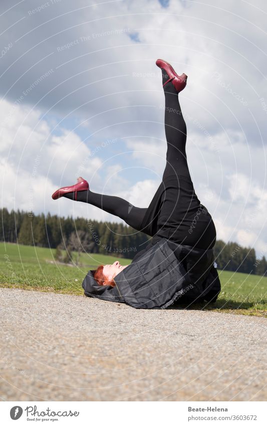 Outdoor-Sport: Yoga im Freien wegen Corona-Pandemie Corona-Virus Pandemie - Krankheit outdoor sports outdoorsport ourdoor shooting Yogastellung Frau Straße