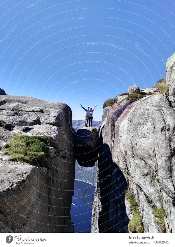 gefährliches Posen Norwegen Norwegenurlaub Lysefjord kjeragbolten Fjord Außenaufnahme Natur Farbfoto Landschaft Berge u. Gebirge Wasser Himmel