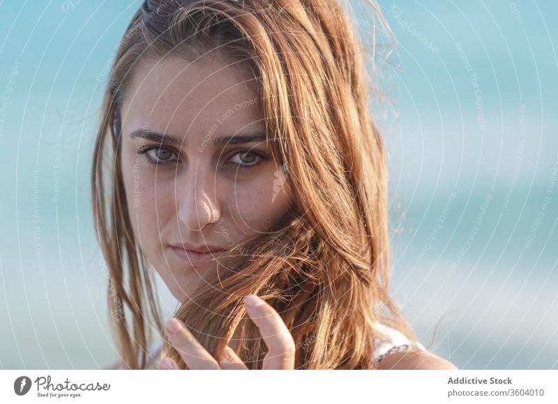 Zärtliche Frau in weißem Kleid am Meeresufer im Sommer MEER Urlaub Angebot Strand Meereslandschaft Feiertag genießen Gelassenheit türkis Wasser sonnig Wetter