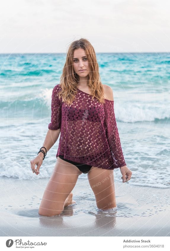 Sinnliche Frau im Wasser am Meer MEER genießen Seeküste Urlaub Bikini Kleid sinnlich ruhig Sommer seicht gestrickt sich[Akk] entspannen sitzen Strand Resort