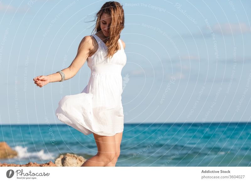 Zärtliche Frau in weißem Kleid am Meeresufer im Sommer MEER Urlaub Angebot Strand Meereslandschaft Feiertag genießen Gelassenheit türkis Wasser sonnig Wetter