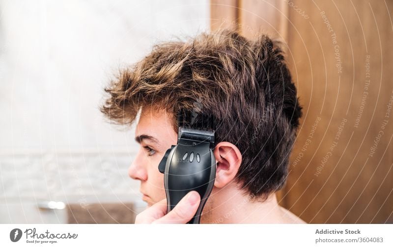 Pflanzenfriseur beim Haareschneiden für Männer Trimmer Haarschnitt Bad geschnitten entgittern Friseur Pflege Zusammensein Zeitgenosse modern Werkzeug Hygiene