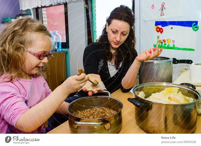 Sarma, Sauerkraut-Kohlröllchen gefüllt mit Hackfleisch und Reis Ordner Kohlgewächse Kind Kindheit Koch Essen zubereiten Küche Speise heimisch Frau besetzen