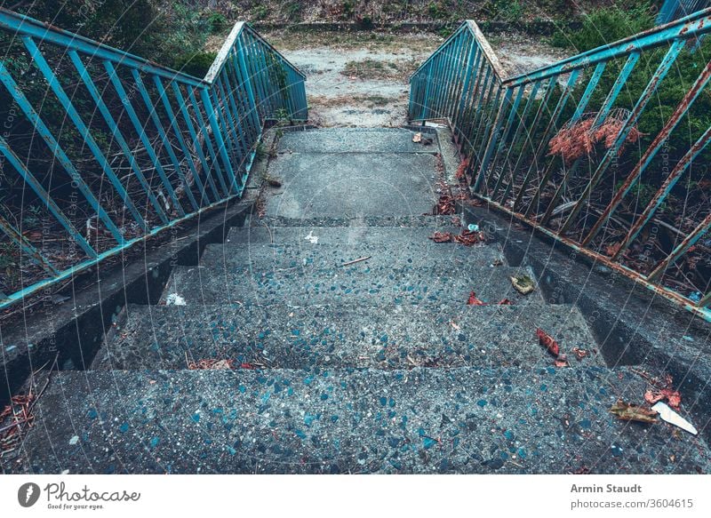 alte Betontreppe mit rostblauem Geländer Verlassen antik Architektur Hintergrund Konstruktion Schmutz nach unten grau Grunge bügeln Leben Metall Natur Nirgendwo