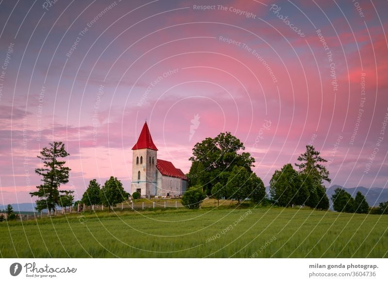 Gotische Kirche und Friedhof in der Region Turiec, Slowakei. Slowakische Republik Abramova Landschaft ländlich Dorf Architektur historisch Erbe Abend