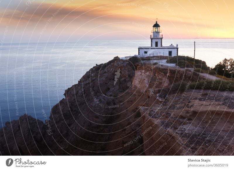 Klippen und Leuchtturm in Akrotiri bei Sonnenuntergang, Santorin, Griechenland. ägäisch akrotiri Architektur schön blau Gebäude Caldera Kap Küste Küstenlinie