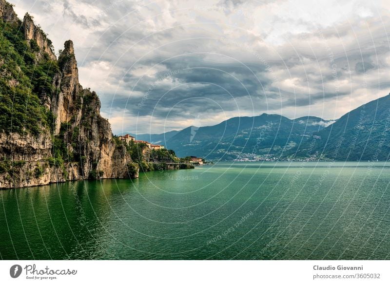 Iseosee bei Lovere (Italien) bergamo Europa iseo Lombardei lieben Küste Farbe Tag See Landschaft Berge u. Gebirge eng im Freien Fotografie Straße Felsen