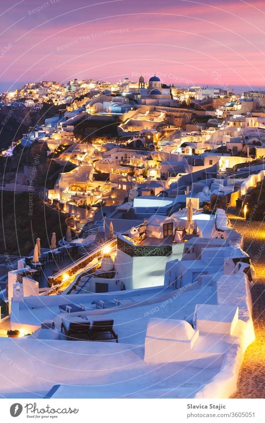 Einzigartige Aussicht auf den Sonnenuntergang über Oia, Santorin, einem kleinen, schönen Dorf am Rande der Caldera, Griechenland ägäisch Architektur blau