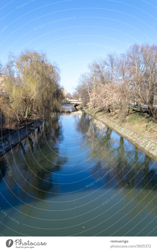 Ein Blick auf den Fluss Bega von einer Brücke aus 2013 Rumänien Timisoara Architektur blau Gebäude Großstadt Stadtbild Konstruktion Tag Außenseite Haus