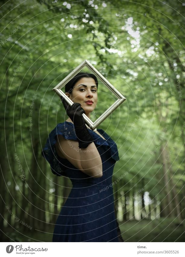 haute couture | avec un cadre dans la foret frau wald kleid bilderrahmen langhaarig zopf handschuhe edel elegant sommer baum bäume blick stolz