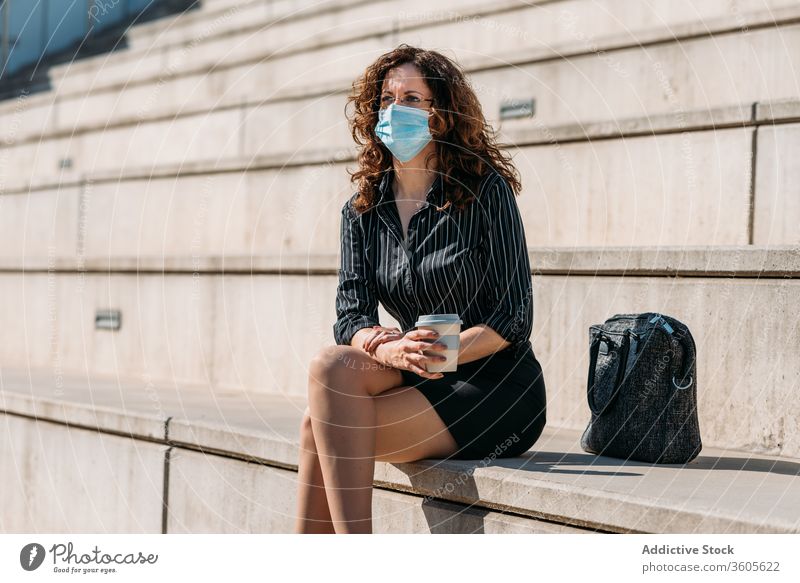 Geschäftsfrau bei einer Kaffeepause in der Stadt. Frau Business Großstadt Menschen Pause Café Tasse trinken Straße Lifestyle Sitzen Erwachsener Person urban