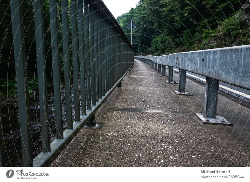 Leitplanke, schmaler Weg und Abgrenzung zu einem Fluss (Volme) an einer Landstraße Straße Verkehrswege Farbfoto Außenaufnahme Menschenleer Straßenverkehr