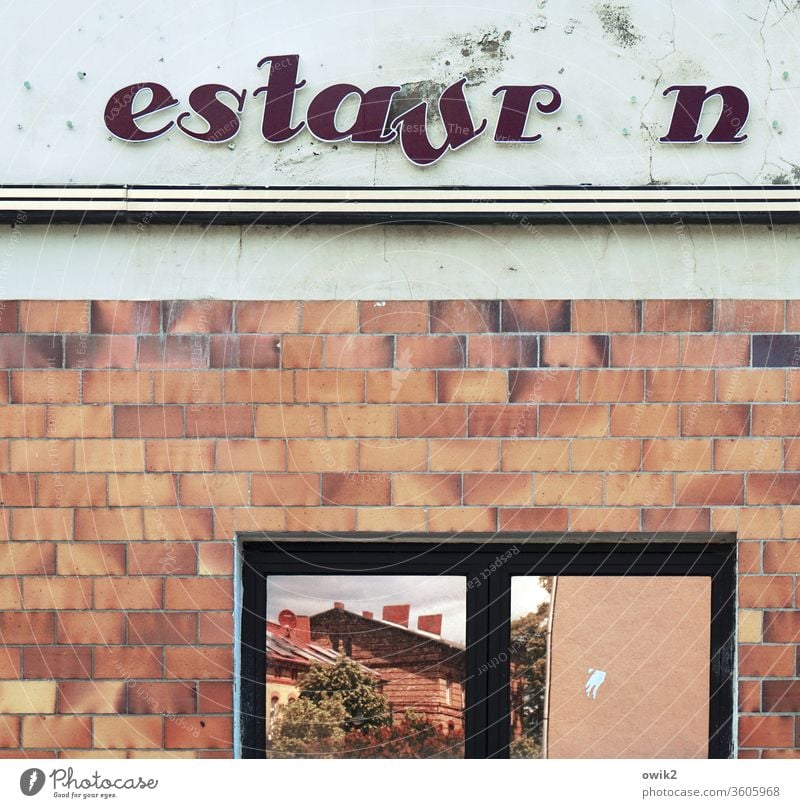 Abgewirtschaftet Wand Mauer Fassade Haus Restaurant verlassen alt aufgegeben Wirtschaftskrise Fenster Fensterscheibe Spiegelung Glas Reflexion & Spiegelung