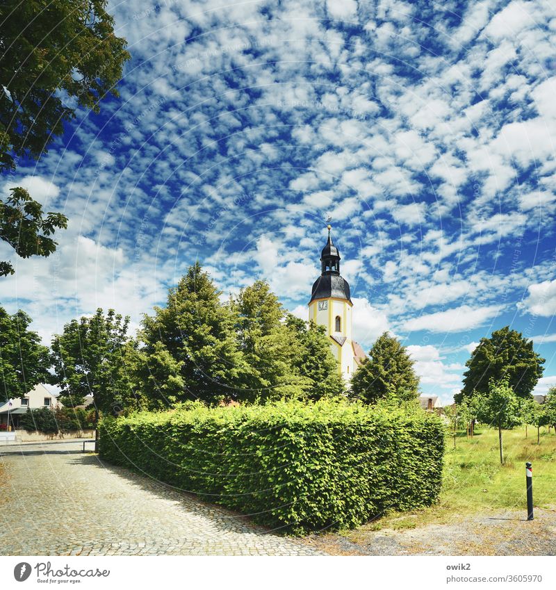 Wolkenteppich Kirche Außenaufnahme Totale mittig Himmel Schäfchenwolken Farbfoto Menschenleer Tag Natur Sommer Schönes Wetter Textfreiraum oben