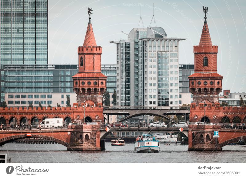 Oberbaumbrücke an der Spree in Berlin #berlinerwasser Wasserbetriebe Berlin derProjektor dieprojektoren farys joerg farys ngo ngo-fotograf Zentralperspektive