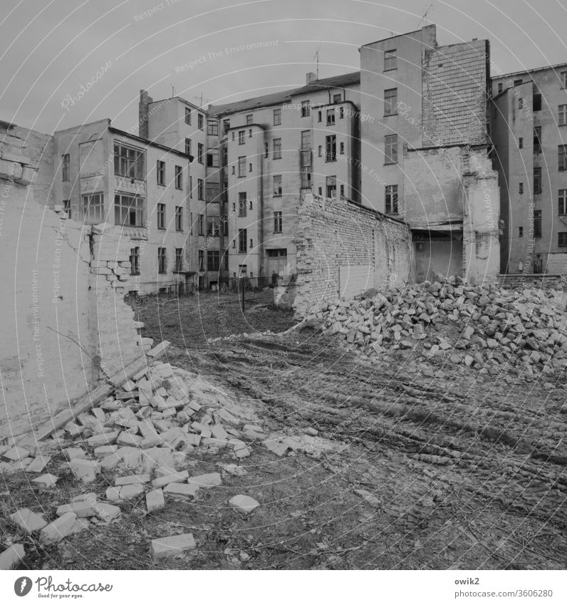 Manchmal auch grau in grau Kleinstadt Menschenleer Haus Mauer Wand Fassade Fenster alt trashig trist Stadt Verfall Vergänglichkeit Zerstörung abrissreif