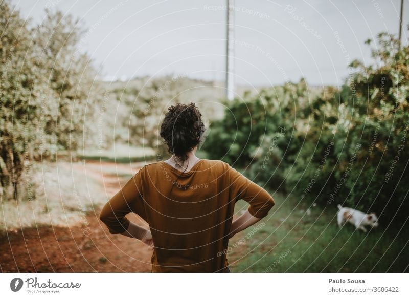 Rückansicht einer Frau, die auf dem Feld gegen den Himmel steht Lifestyle Kaukasier Erwachsene Außenaufnahme Jugendliche Freude Glück Mensch Menschen Farbfoto