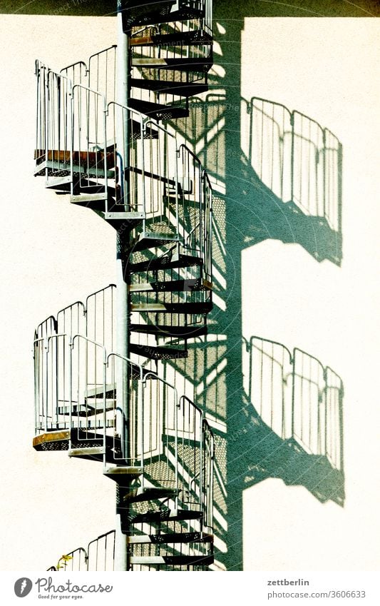 Wendeltreppe wendeltreppe außentreppe fluchtweg fluchttreppe haus wohnhaus menschenleer textfreiraum stufe aufwärts abwärts lebensweg karriere bauvorschrift