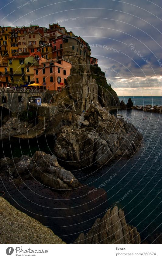 die treppe im dorf manarola im norden von Meer Berge u. Gebirge Haus Klettern Bergsteigen Seil Himmel Wolken Hügel Felsen Küste Dorf Stadt Hütte Hafen Brücke