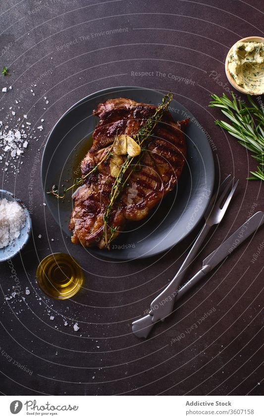 Gericht aus gekochtem Rindfleisch auf dem Tisch ribeye Steak gegrillt schwarz angus Grillrost Lebensmittel Fleisch Küche Gewürz Beefsteak gebraten geschmackvoll