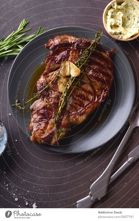 Gericht aus gekochtem Rindfleisch auf dem Tisch ribeye Steak gegrillt schwarz angus Grillrost Lebensmittel Fleisch Küche Gewürz Beefsteak gebraten geschmackvoll