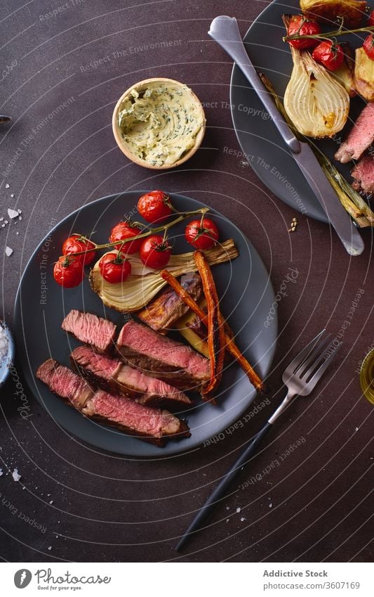 Gericht aus gekochtem Rindfleisch auf dem Tisch ribeye Steak gegrillt schwarz angus Grillrost Lebensmittel Fleisch Küche Gewürz Beefsteak gebraten geschmackvoll