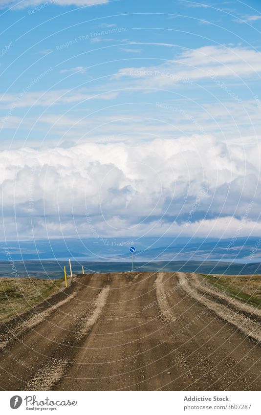 Leere Sandstraße an einem sonnigen Tag Straße Berge u. Gebirge Tal erstaunlich Landschaft Fahrbahn Saison kalt Island Natur reisen Abenteuer Ausflug Tourismus