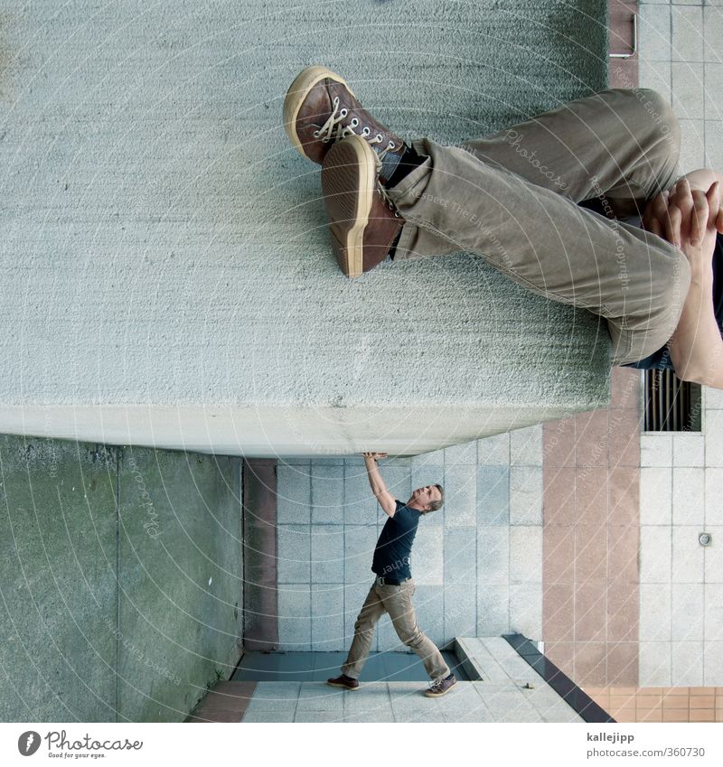 walking in my shoes Mensch maskulin Mann Erwachsene 2 30-45 Jahre Stadt Mauer Wand Blick stehen sitzen verdreht Le Parkour stoppen abstützen Hilfsbereitschaft