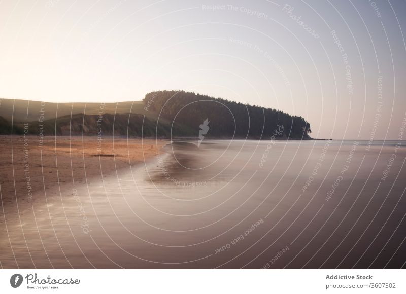 Sonnenuntergang über ruhiger Meeresküste MEER Ufer Strand Windstille Wasser friedlich Natur Landschaft Kap Skyline Hafengebiet leer Strandpromenade Meeresufer