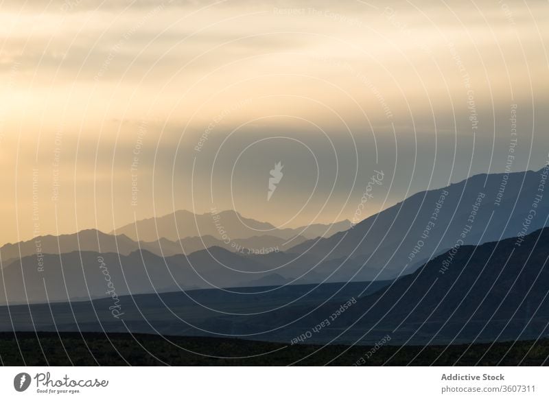 Majestätische Berglandschaft bei Sonnenaufgang Berge u. Gebirge Silhouette Landschaft Nebel Morgen spektakulär Himmel balikun China erstaunlich ruhig