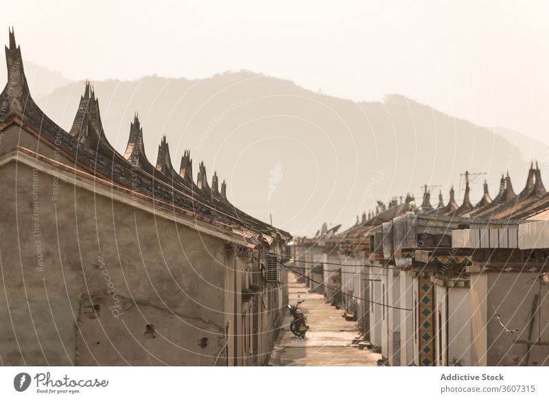 Alte Straße mit Häusern im Dorf eng Stein alt Gebäude Dach Tradition Ornament Haus daimei China Sonnenaufgang Wahrzeichen Architektur Weg Kultur Tourismus