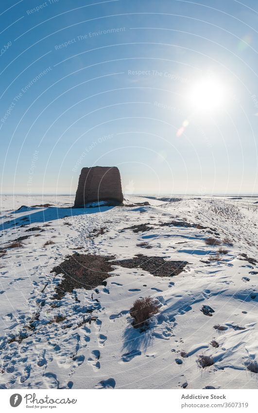 Steinbau in verschneitem Gelände Gebäude wüst Schnee desolat einsam Sonnenschein Skyline rau schwer Landschaft Winter Natur Architektur gealtert Umwelt Struktur