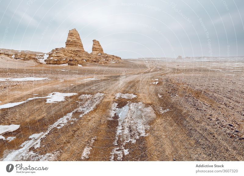 Steinbau in verschneitem Gelände Gebäude wüst Schnee desolat einsam Sonnenschein Skyline rau schwer Landschaft Winter Natur Architektur gealtert wolkig Umwelt