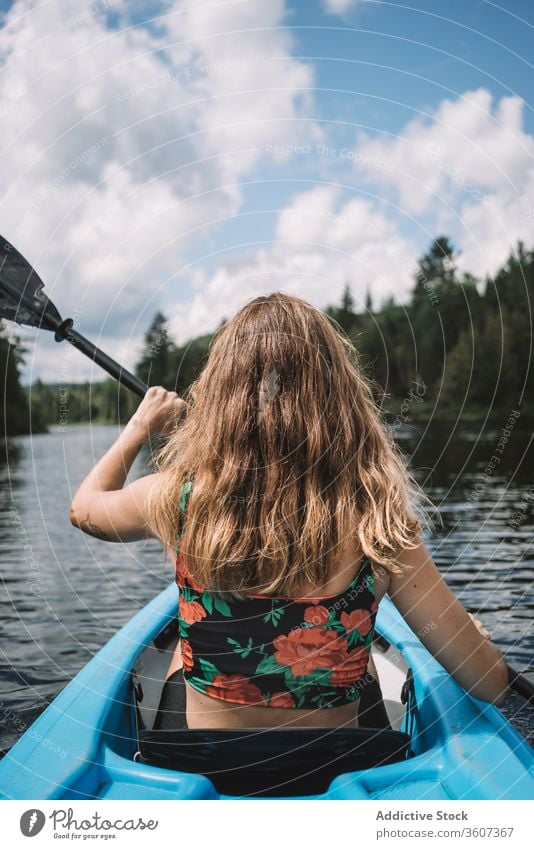 Nicht erkennbare Frau im Kajak auf einem Fluss erkunden reisen Himmel wolkig Nationalpark la mauricie Quebec Kanada Rettungsweste Paddel Boot Ruder behüten