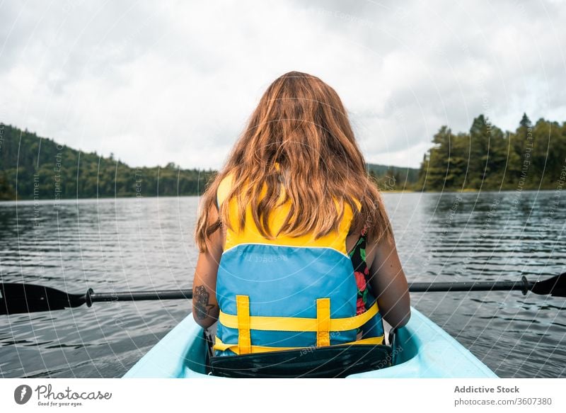 Nicht erkennbare Frau im Kajak auf einem Fluss erkunden reisen Himmel wolkig Nationalpark la mauricie Quebec Kanada Rettungsweste Paddel Boot Ruder behüten