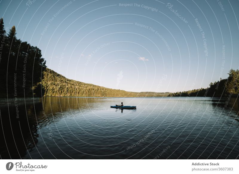 Unbekannter Mann Ruderboot auf Fluss Reihe Kajak reisen Silhouette wolkenlos Nationalpark la mauricie Quebec Kanada Ausflug Windstille See Gelassenheit ruhig