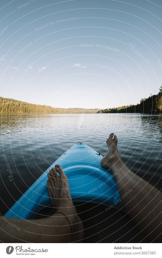 Nicht erkennbarer Reisender, der sich auf Kajak ausruht Fluss ruhen erkunden Wasser Schwimmer Barfuß Nationalpark la mauricie Quebec Kanada Himmel wolkenlos