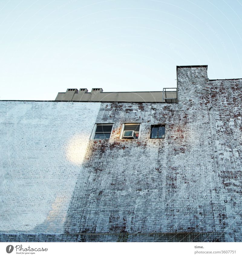 Brooklyn Backyard inspiration skurril struktur muster haus mauer wand fenster dach Himmel lichtflecken blau sonnig schornstein balkon lüftung backstein