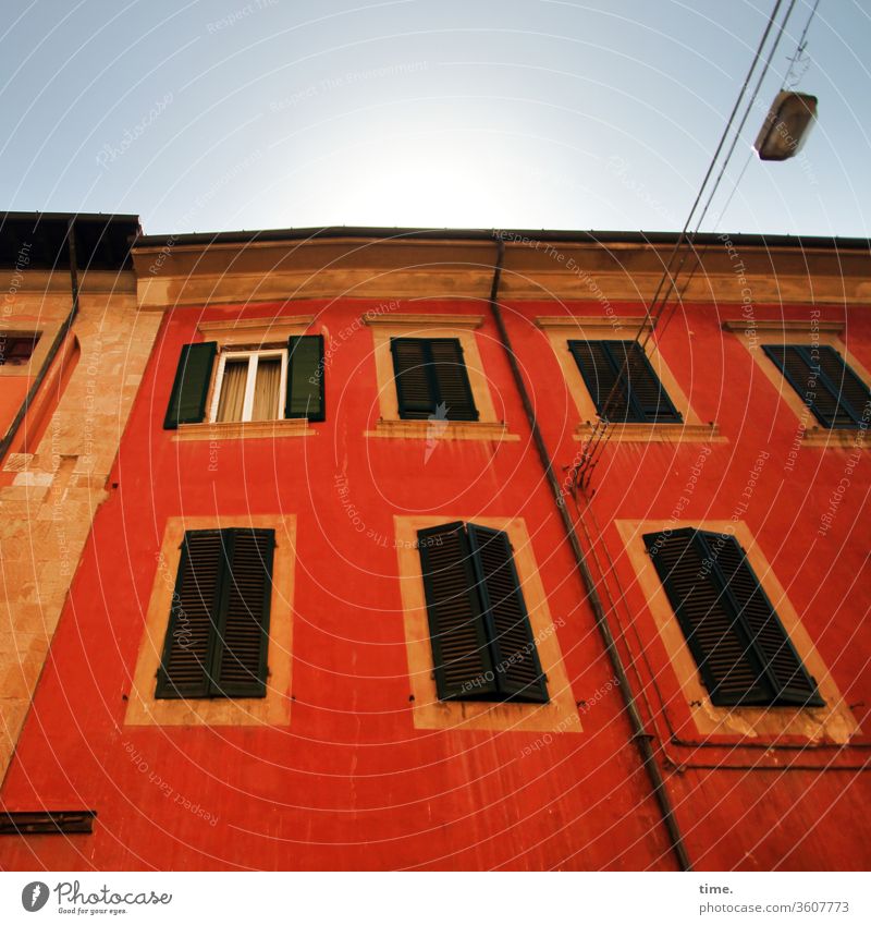 alt | und lebendig haus damals früher nostalgisch kaputt lost places stein wand sonnig kabel lampe straßenlaterne rot orange gelb fensterläden perspektive dach