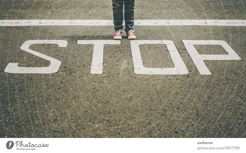 Turnschuhe in der Nähe der Haltestellenmarkierung der Straße trendy Fuß Menschen stoppen Route Reisender Stillstand Abenteuer erkunden reisen Schuhe Zeichen