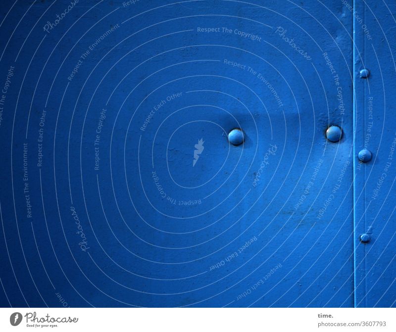 Nietwerk skurril fassade perpektive inspiration rätsel halle werkstatt blech niete blau wand genietet zusammenhalt metall lichtverlauf überlappen schutz