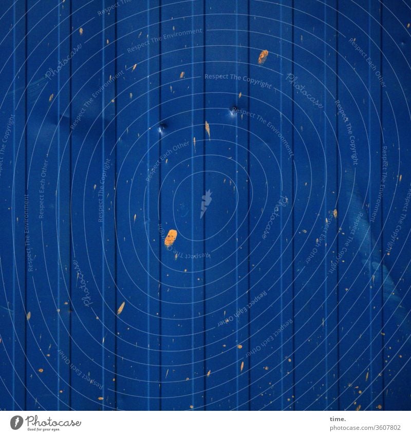 Tatort container metall linien trashig rätsel inspiration blau delle farbspritzer flecken beule gebraucht benutzt verlebt