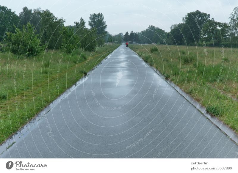 Heimweg nach dem Regen berlin fahrradweg urban radfahrweg asphalt park baluschek-park berlin schöneberg südgelände gerade weite ferne horizont ziel